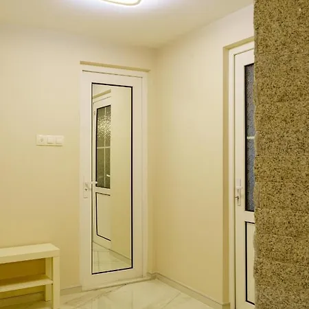 Centrally Located In * Βάρνα