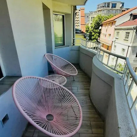 Centrally Located In * فارنا