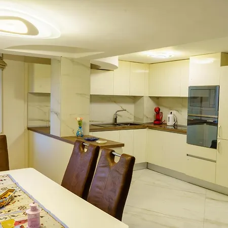 Centrally Located In * Warna