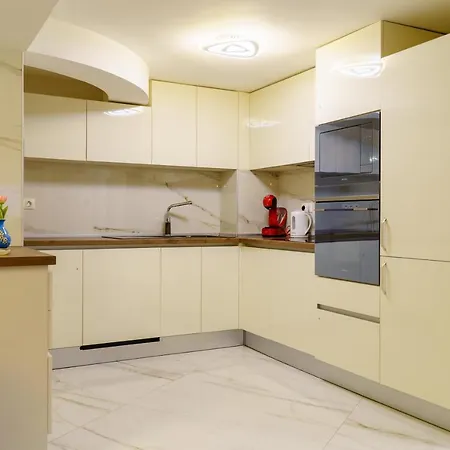 Centrally Located In فارنا